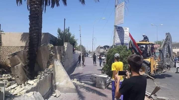 صور.. محتجون غاضبون يهدمون مقار احزاب سياسية وفصائل جنوبي العراق 